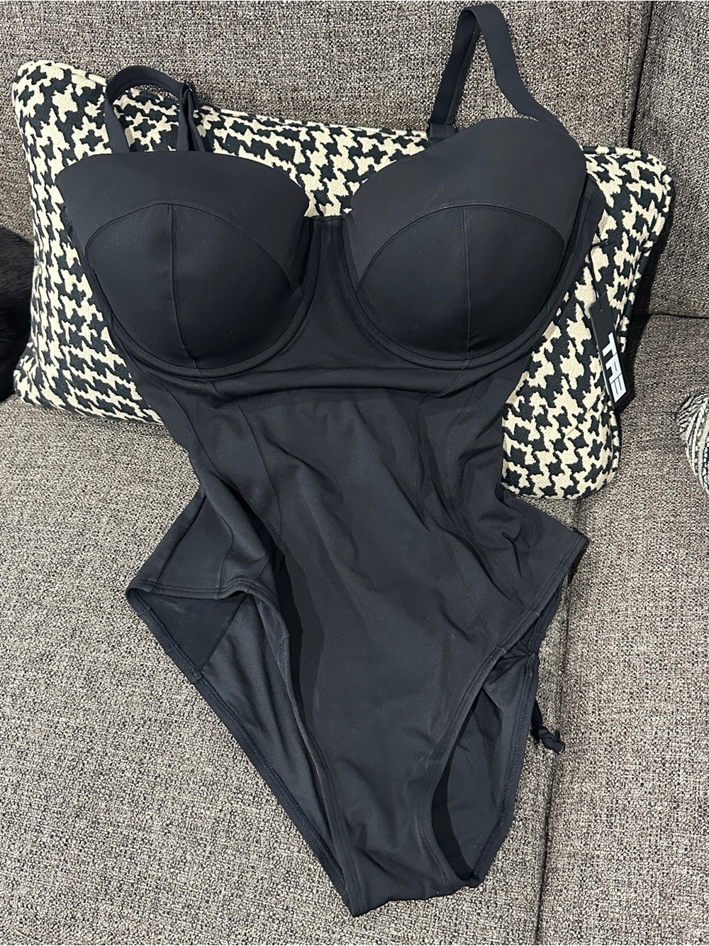 NWT. Ta3. XL reg J/K cup Sculpting One-Piece Swimsuit in Black